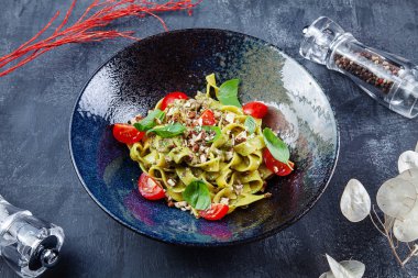 Koyu kase fesleğen, domates ve mantar ile taze ve lezzetli ev yapımı İtalyan makarna. İtalyan mutfağı. Kopya alanı ile Gıda fotoğraf arka plan.