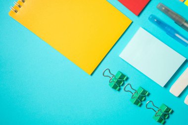 Okula geri dön. Notebook, etiket, bağlayıcı, silgi kalem imal edin. Mavi arka planda izometrik kavram. Pop art. Okul malzemeleri. Yükü. Kırtasiye kadar markalama