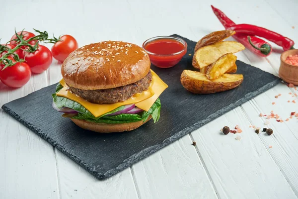 Klasyczny Cheeseburger Wołowiną Serem Cheddar Cebulą Ogórkami Marynowanymi Szpinakiem Frytki — Zdjęcie stockowe