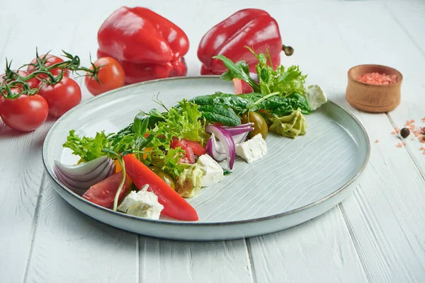 Lekka Dietetyczna Sałatka Czerwoną Cebulą Sałatą Szpinakiem Pomidorami Papryką Serem — Zdjęcie stockowe