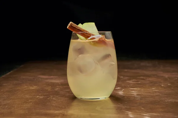 用冰块 肉桂和苹果在铜 金属背景的漂亮杯子中冷却夏季鸡尾酒 天然柠檬水 — 图库照片