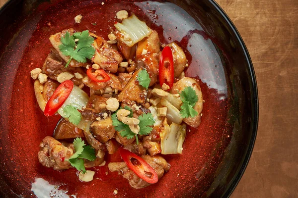 一个美味的亚洲风格的菜 猪肉在甜和酸的酱汁与芝麻蘑菇和辣椒在一个金属 铜背景的红盘 餐厅服务 — 图库照片
