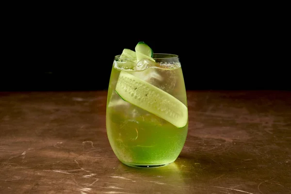 用冰块和酒精冷却夏天的鸡尾酒 黄瓜在一个漂亮的玻璃铜 金属背景 天然柠檬水 — 图库照片