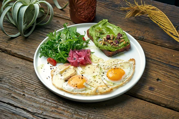 Petit Déjeuner Sain Équilibré Œufs Brouillés Avec Camembert Salade Roquette — Photo