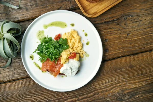 Petit Déjeuner Appétissant Œufs Brouillés Roquette Saumon Pain Grillé Yaourt — Photo