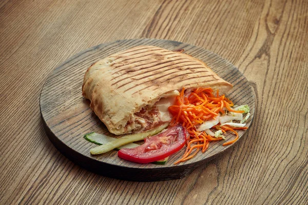 Lekkere Oosterse Shawarma Met Salade Saus Een Houten Dienblad Tegen — Stockfoto