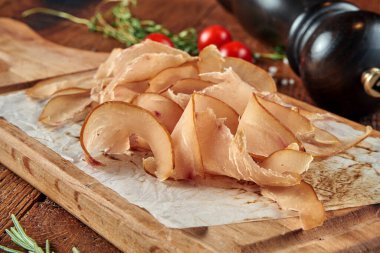 İştah açıcı bir bira aperatifi geleneksel bir Ermeni kurutulmuş eti olan basturma 'dır (domuz eti veya sığır eti). Lezzetli kurutulmuş etlere yaklaş.
