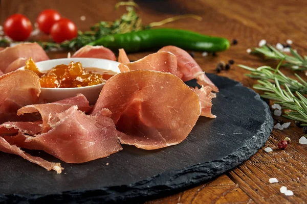 Klassisk Antipasto Jamon Crudo Svart Skiffer Bricka Trä Bakgrund — Stockfoto