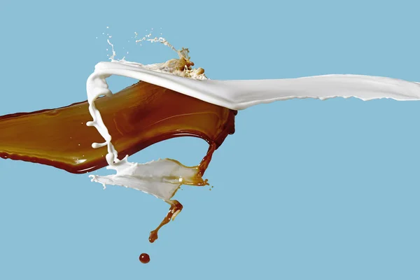Mavi Arka Planda Izole Edilmiş Kahve Süt Karışımı Kapatın Sıvı — Stok fotoğraf