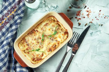 Peynirli İtalyan lazanyası, fırında kırmızı sos. Üst görünüm