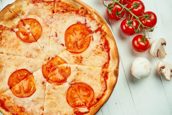 Італійська Піца Саламі Шинкою Оливками Композиції Інгредієнтами Білому Тлі — стокове фото