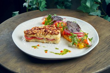 Fıstıklı pike fileto ve beyaz tabakta sebze salatası. Deniz ürünleri.