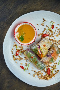 Sebzeli vejetaryen börekleri ve beyaz tabakta acı sos.