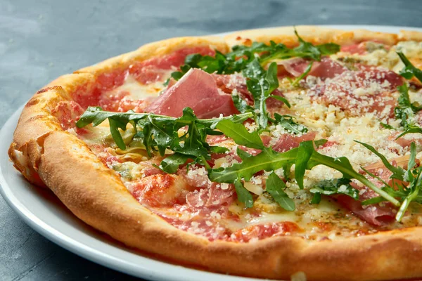 Jamonlu, roka ve parmesanlı ev yapımı pizza.