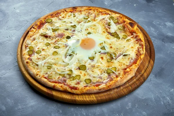 Yumurta sarısı, parmesan peyniri, domuz pastırması ve kremalı sos ile pişirilmiş İtalyan pizzası..