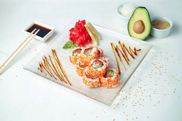 California Sushi Broodje Met Zalm Komkommer Tobiko Kaviaar Een Wit — Stockfoto