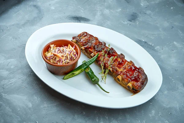 Porción Costillas Cerdo Barbacoa Horno Con Ensalada Lenta Col Pimientos — Foto de Stock