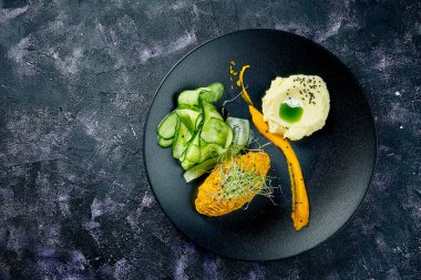 Patates püresi, sarı sos ve salatalıklı tavuk şnitzel. Tavuk Kiev. Kapat.