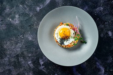 Tavuklu pilav ve siyah arka planda gri bir tabakta kızarmış yumurta. Asya sokak yemeği. Üst Manzara. Boşluğu kopyala