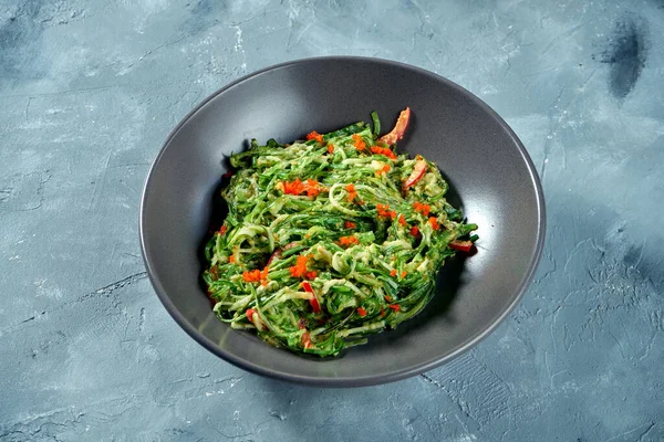 Ensalada Saludable Algas Wakame Con Salsa Maní Sobre Fondo Negro —  Fotos de Stock