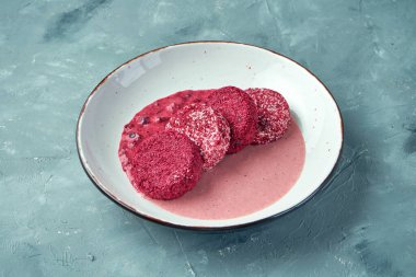 Beyaz kasede yabanmersini reçelinde hindistan cevizli krep. Sağlıklı kahvaltı.