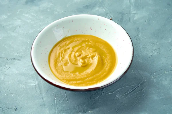 健康的土耳其扁豆奶油汤 白碗中橄榄油 灰色背景 — 图库照片