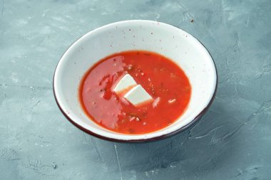 İspanyol soğuk domates çorbası, beyaz kasede peynirli gazpacho