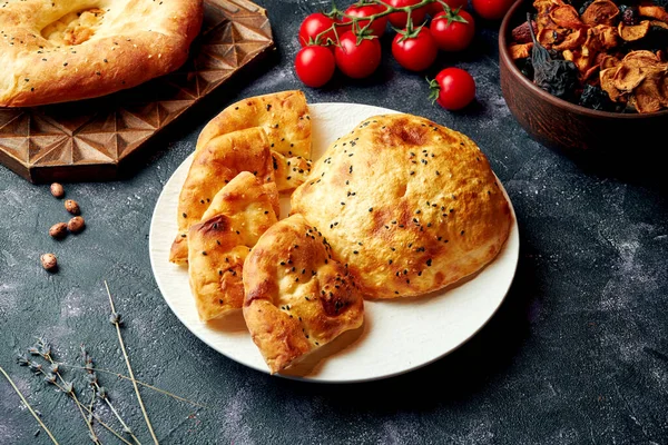 Pâine Turcească Ramazan Pidesi Ekmek Luxuriant Pita Farfurie Albă Fundal — Fotografie, imagine de stoc