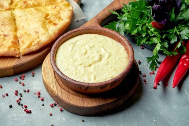 Gürcistan yemeği shusha - patates püresi ve süt ve erimiş peynir ile gri arka planda hachapuri kompozisyonu