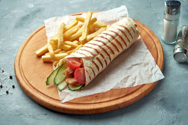 Shawarma Roll Pita Met Kip Tomaten Komkommer Sla Een Grijze — Stockfoto