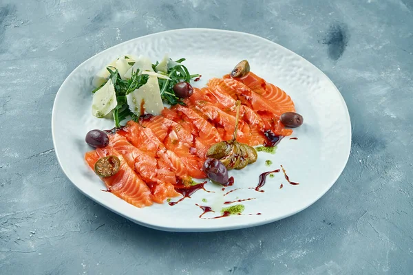 Salmón Ligeramente Salado Rodajas Con Rúcula Parmesano Sashimi Pescado Rojo — Foto de Stock