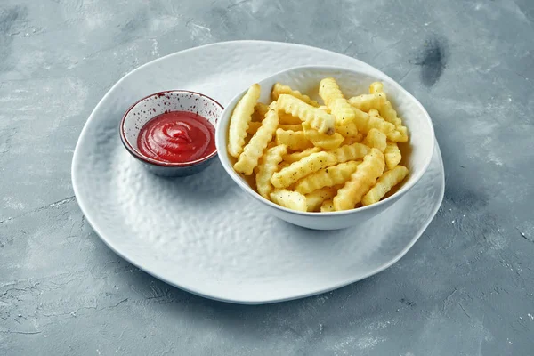 Frites Appétissantes Sauce Rouge Dans Une Assiette Blanche Sur Fond — Photo