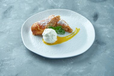 Elmalı turta, dondurma ve gri arka planda beyaz bir tabakta kırmızı reçel. Avusturya hamur işleri