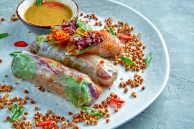 Sebzeli vejetaryen börekleri ve beyaz tabakta acı sos.