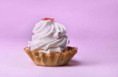 Cupcake arka plan üzerine krem şanti ile bir seçim.