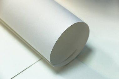 Beyaz kağıt kısmen katlanmış.