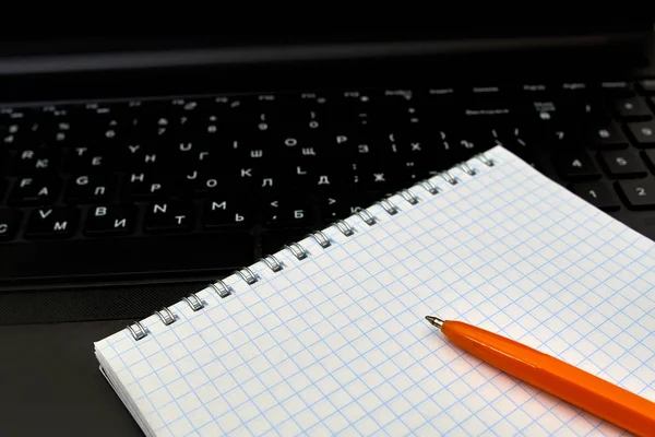 Cuaderno de notas de negocios, empresa creativa concep.laptop ordenador con bloc de notas, pluma, teclado — Foto de Stock
