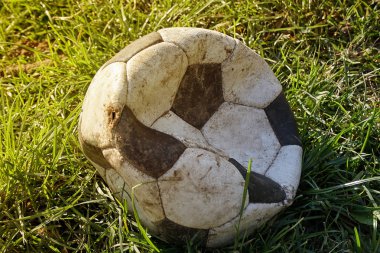 Çimlerde futbol oynadım. Futbol topunun derisi sahada yırtıldı, ama hala oyun için kullanılıyor..