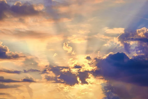 Sunset sky with sun coming through the cloud — Stock Photo, Image