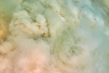 Çamurlu suyun dokusu tebeşir ocağını taşırdı.