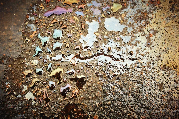 雨の後アスファルト道路上の油汚れ 抽象的なクローズアップ背景 — ストック写真