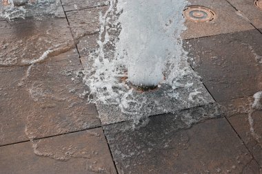 Geçmişi. Şehir çeşmesine su sıçrıyor. Odaklan.