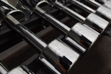 Fitness ve egzersiz odasındaki halterlerin arka planı. Odaklan.