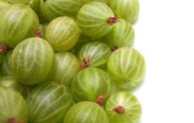 Beyaz arka planda izole edilmiş yeşil bektaşi üzümü yığını. Üst görünüm