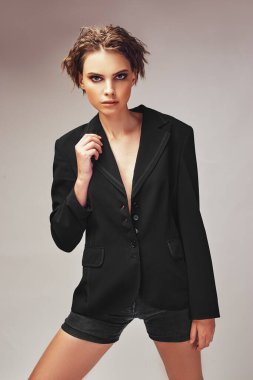 Siyah takım elbiseli güzel bir kadının moda stüdyosu portresi. Moda ve güzellik