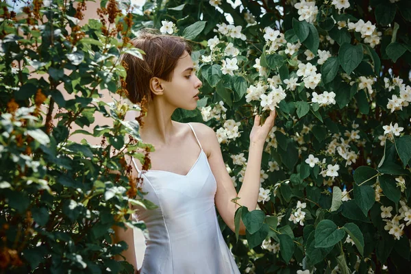Привлекательная Скромная Девушка Натуральный Макияж Белом Платье Открытом Воздухе Нежность — стоковое фото
