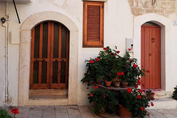 İtalya 'nın Monopoli kentinin mimarisinin parçaları..