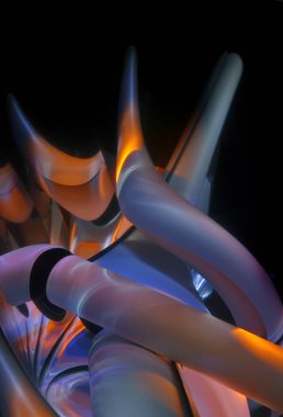 Rulo kağıt çok renkli ışık tarafından boyalı ve kartpostal, poster, duvar kağıdı, reklam için ayna yüzey yansıması...