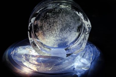 Işık tarafından boyalı renkli buz parçaları şenlikli bir ruh hali oluşturmak