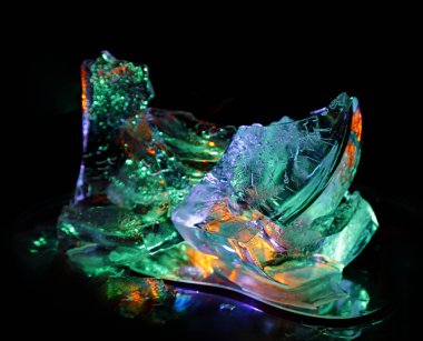 Işık tarafından boyalı renkli buz parçaları şenlikli bir ruh hali oluşturmak